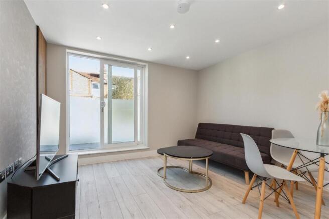 Flat 2, 52 Gilbey Road SW17 reception 3 new.jpg
