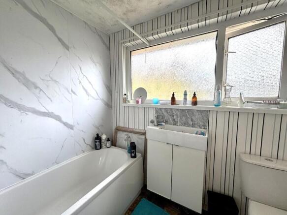 26 BATHROOM (3).jpg