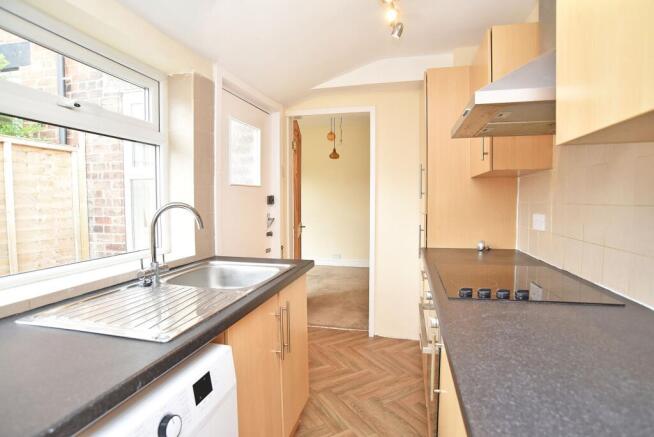 2 bed Terraced to rent Image 5