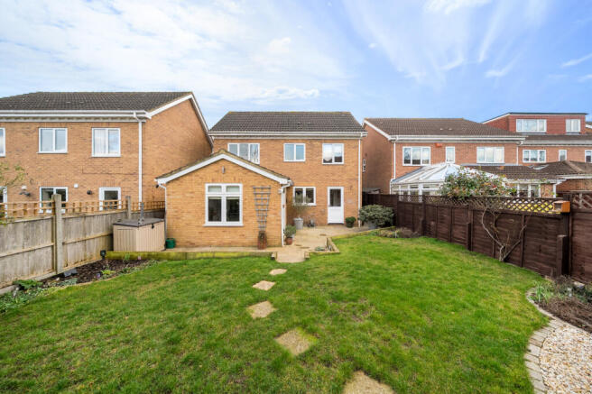 Honeysuckle Close, Hertford, SG13 photo 4