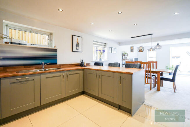 4 bed Detached for sale Image 5