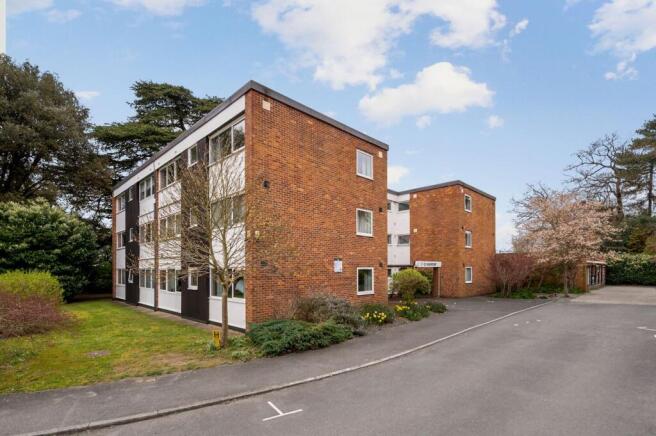 3-bed flat on High Point, Weybridge, KT13, £350,000