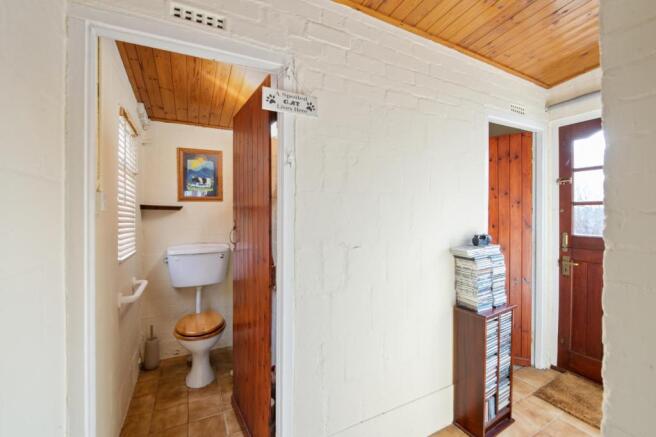 Cloakroom/wc