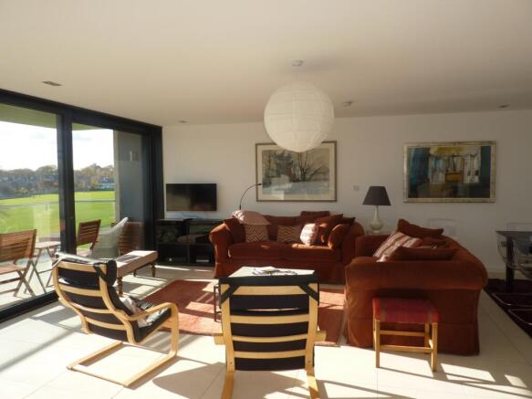 9a Flat 2 Kinnear Road Lounge