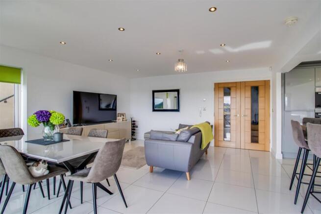 5 bed Detached for sale Image 9
