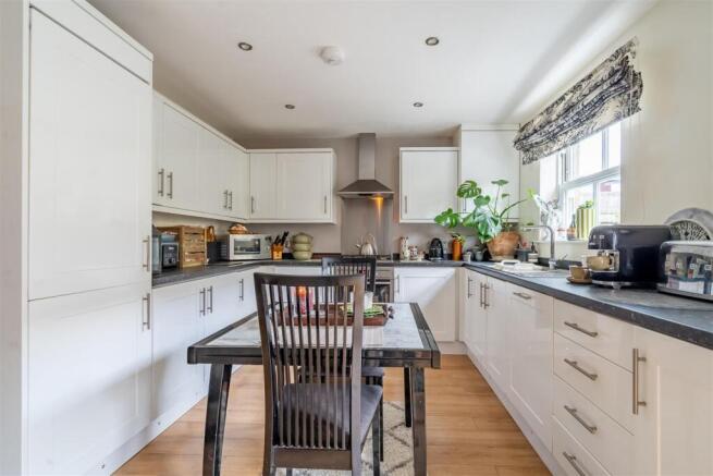 4 bed Semi-Detached for sale Image 7