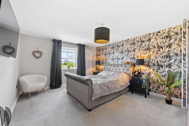 5 bed Detached for sale Image 9