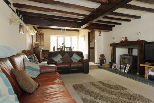 LIVING ROOM/DINING ROOM