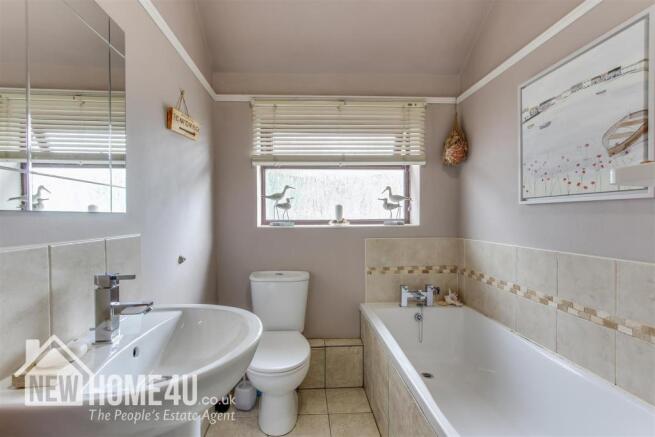 FAMILY BATHROOM: