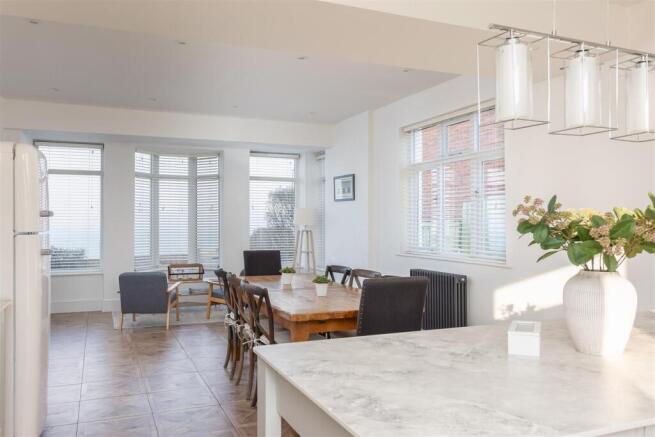 5 bed Detached for sale Image 11