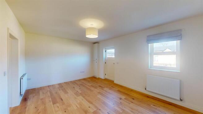 4 bed Semi-Detached to rent Image 8
