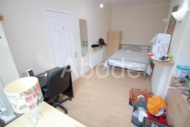 4 bed House to rent Image 6