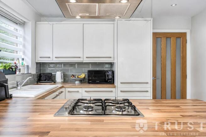 4 bed Detached for sale Image 11