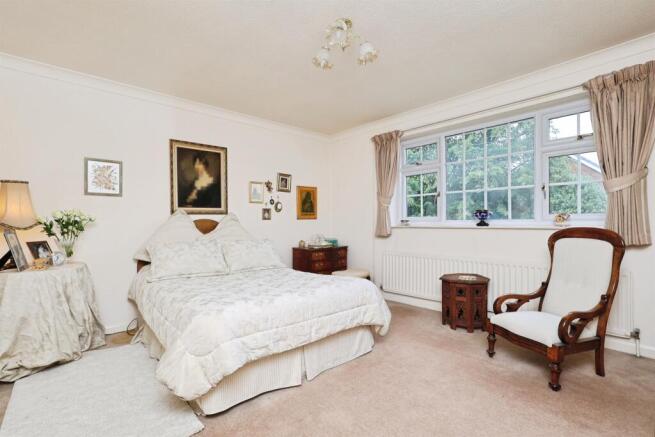 4 bed Detached for sale Image 12
