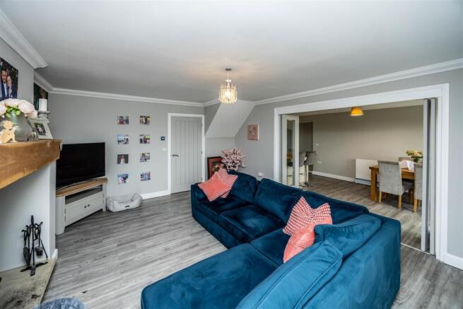 4 bed House for sale Image 9