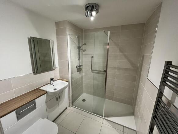LUXURY SHOWER ROOM
