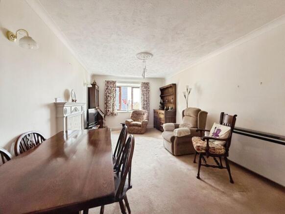 Lounge & Dining Area