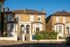 Flat A, 136, Barry Road, London SE22 0HW