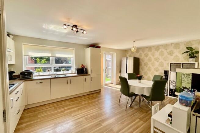 4 bed Detached for sale Image 5