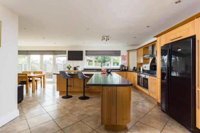 6 bed Detached for sale Image 6
