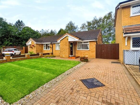 2-bed bungalow on Penthorpe Drive, Royton, Oldham, Greater Manchester, OL2, £220,000
