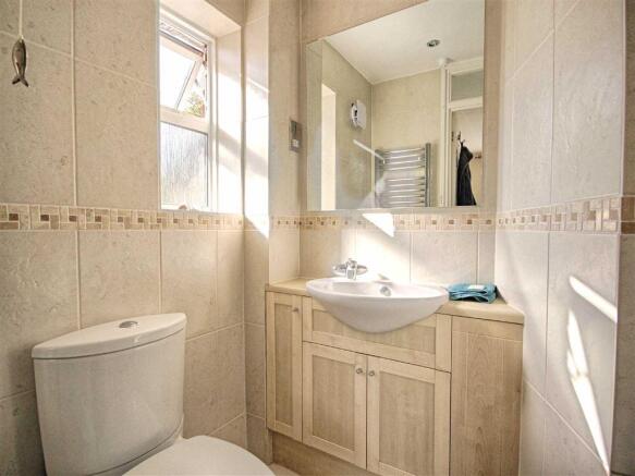EN-SUITE SHOWER ROOM