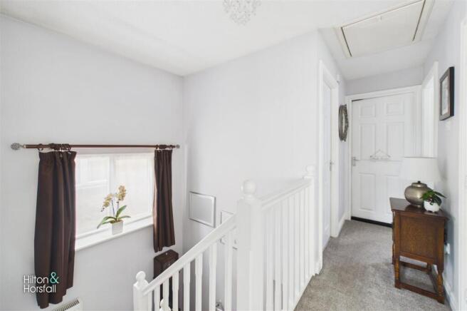 4 bed Detached for sale Image 11