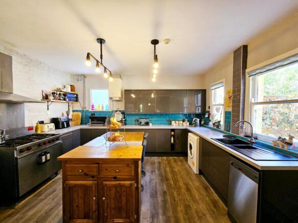7 bed Semi-Detached for sale Image 8