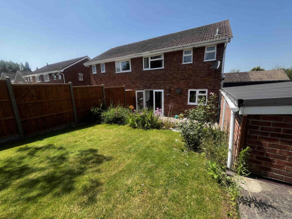 SUPERB LOCATION & NO ONWARD CHAIN