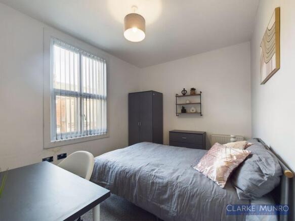 4 bed Terraced to rent Image 9