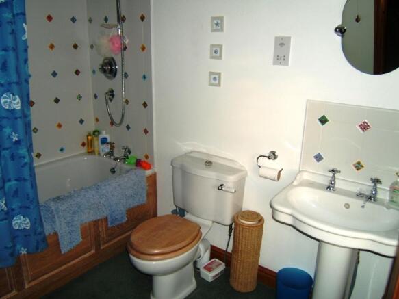 FAMILY BATHROOM