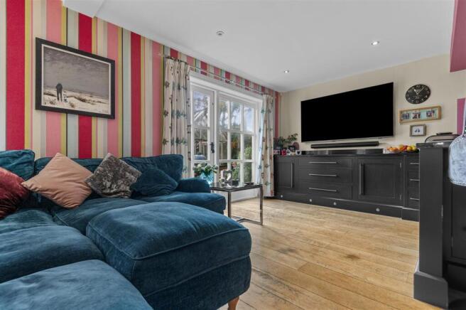 5 bed Detached for sale Image 11