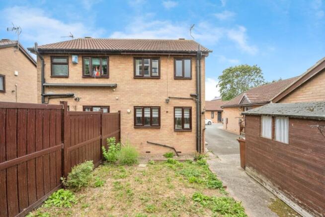2 bed Semi-Detached to rent Image 8