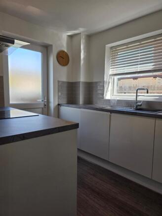 3 bed Semi-Detached to rent Image 7