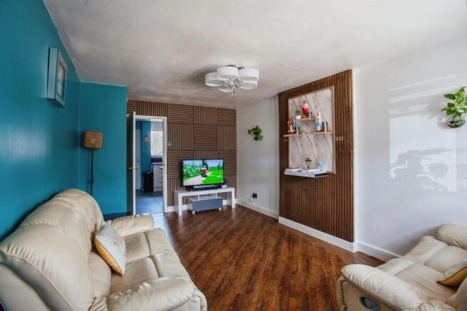 4 bed Detached for sale Image 5