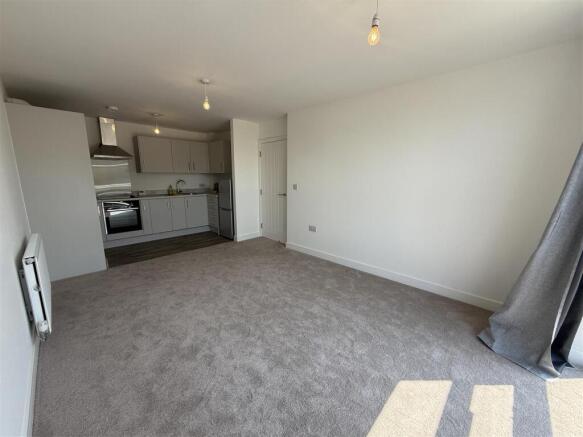 2 bed Apartment to rent Image 5