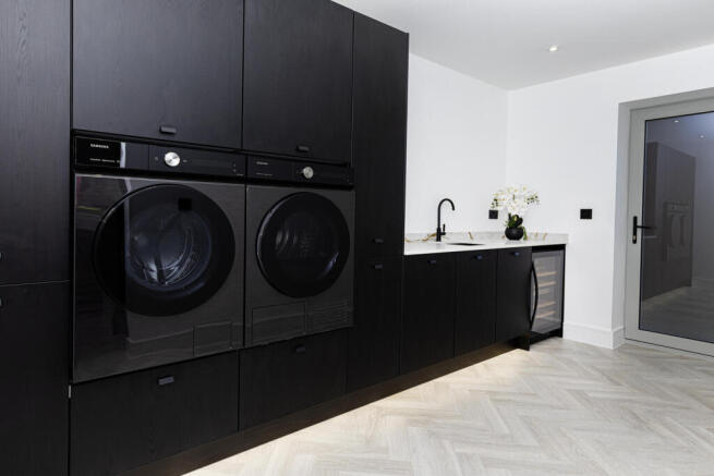 5 bed Detached for sale Image 11