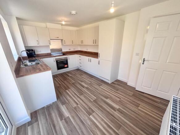 3 bed Detached to rent Image 2
