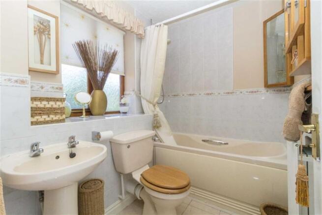 EN-SUITE BATHROOM