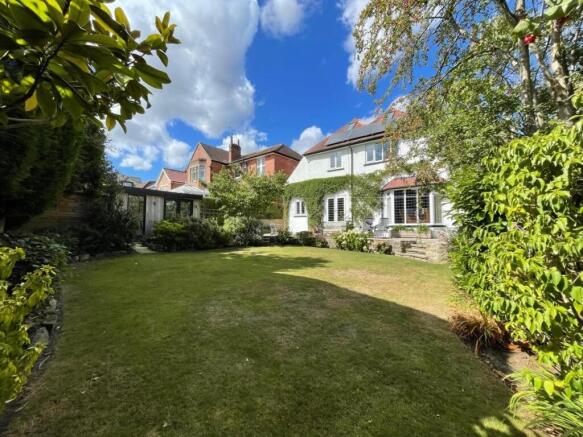 5 bed Detached for sale Image 12