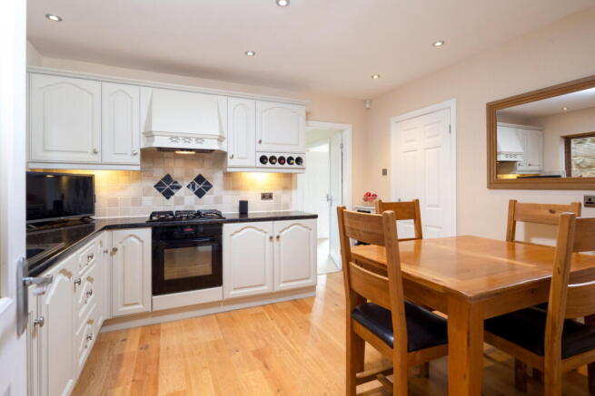 5 bed Detached for sale Image 9