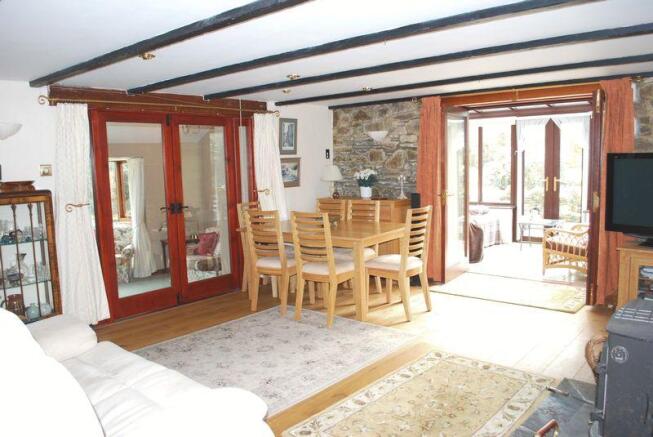 LIVING/DINING ROOM