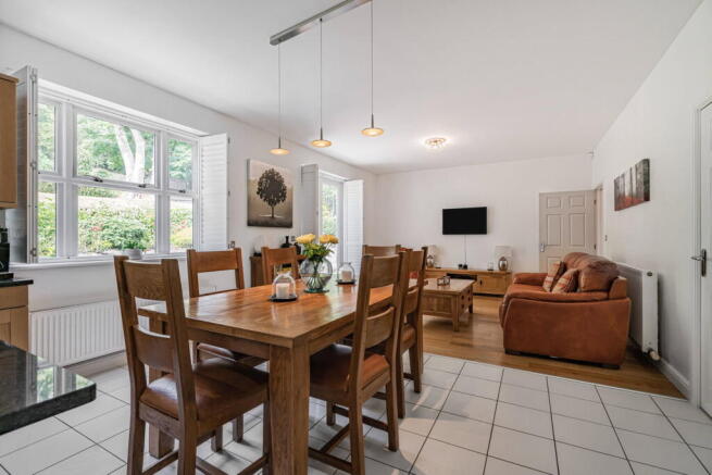 5 bed Detached for sale Image 8
