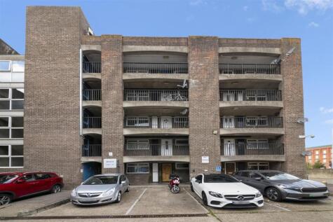 Harris Close, Heston