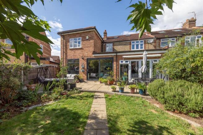 Warboys Crescent, E4