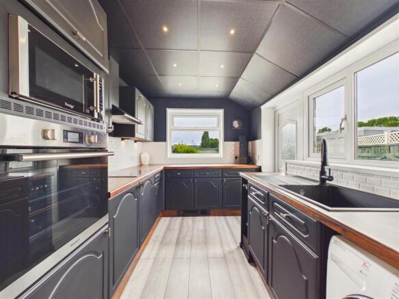 3 bed Semi-Detached for sale Image 3