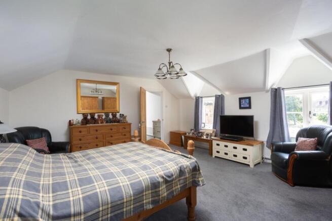 5 bed Detached for sale Image 11