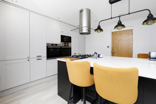 4 bed Detached for sale Image 9