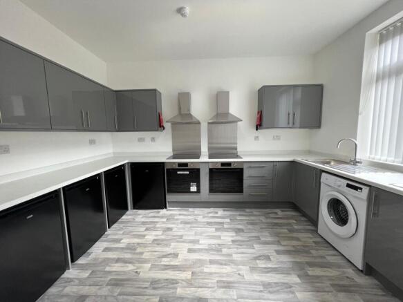 6 bed Detached for sale Image 11