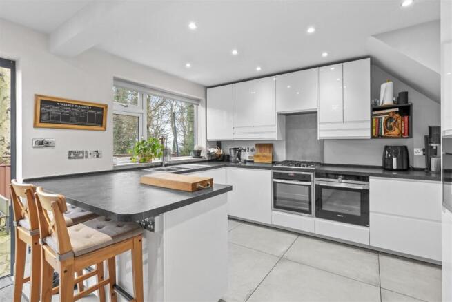 11 Uplands Close, HP13 6JX-2.jpg